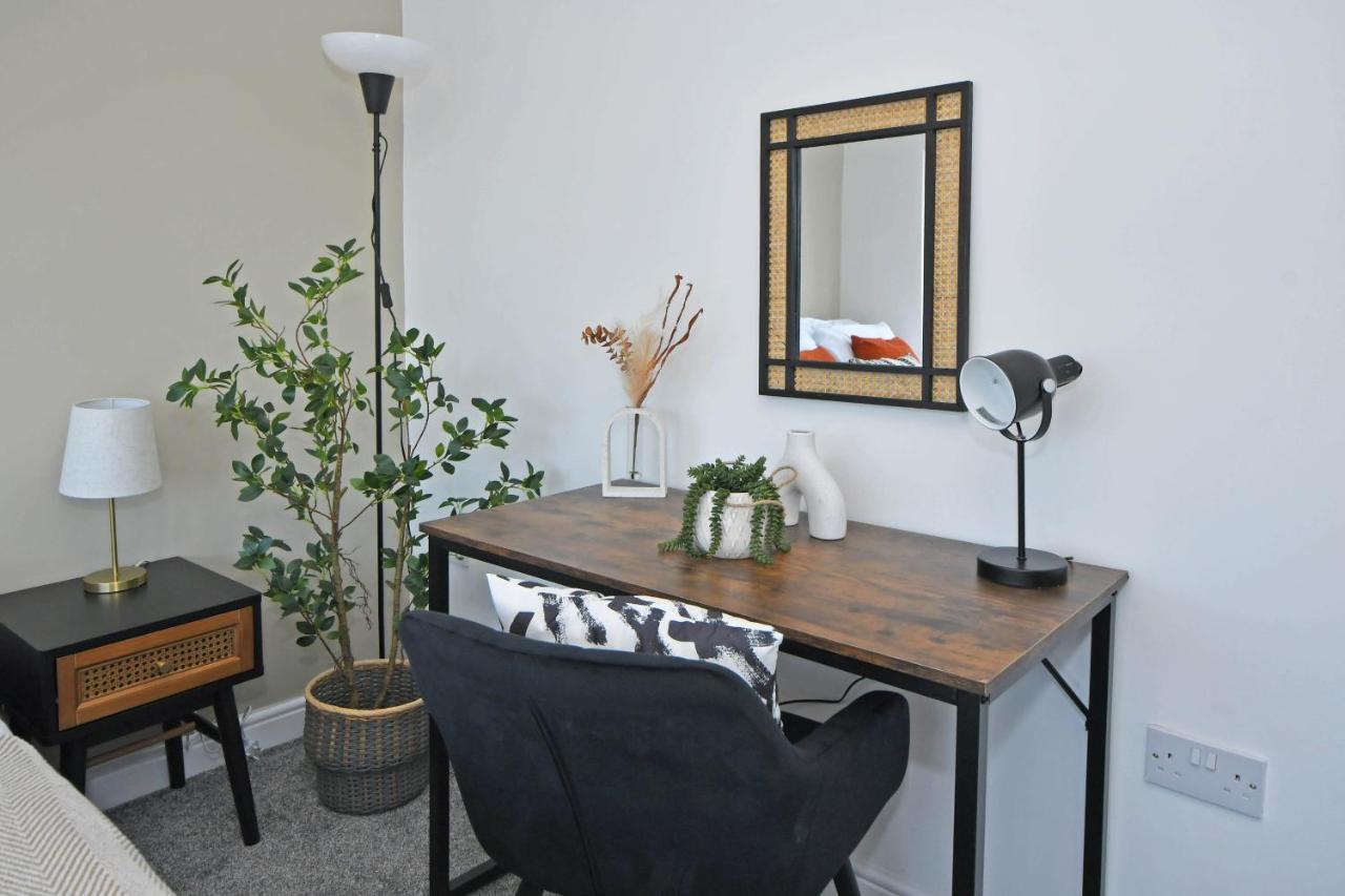 Lily House By Yourstays - Cosy 3 Bedroom House In Crewe Luaran gambar